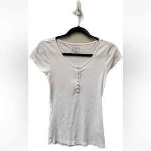 💕 Women’s Simply Styled white top in size medium